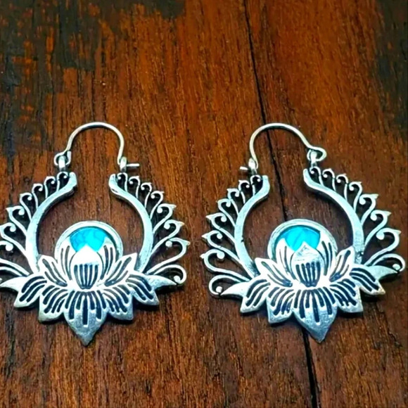 NWOT Exquisite Lotus Design, Retro Bohemian Style Earrings - Picture 1 of 3